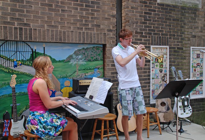 Joyce and Gary Dittman perform in Pipeline Alley (photo by Jim Ahrens)