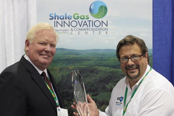 Bill Hall (left) of SGICC presents the EH&S Innovation Award to Donny Beaver of HalenHardy